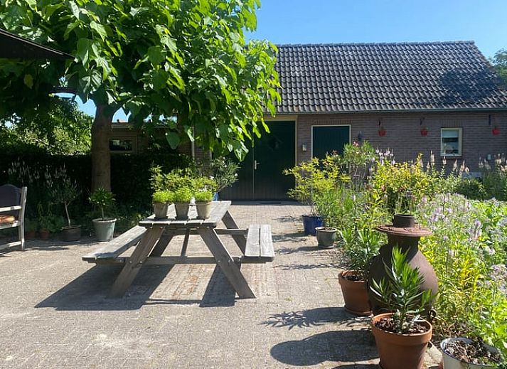 Modernes Badezimmer im Ferienhaus in Ruinen, Suedwest-Drenthe, mit geraeumiger Dusche und natuerlichem Licht.