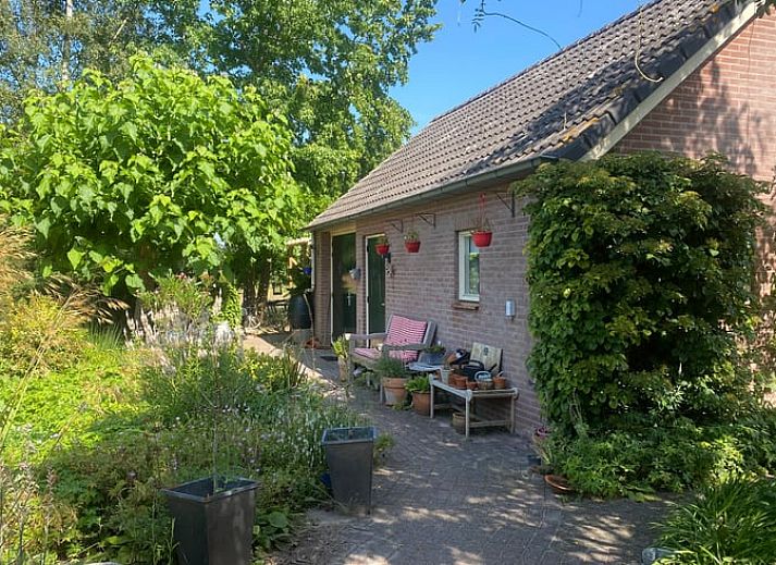 Modernes Badezimmer im Ferienhaus in Ruinen, Suedwest-Drenthe, mit geraeumiger Dusche und natuerlichem Licht.