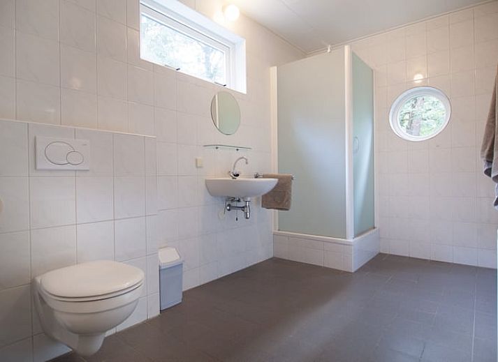 Das Ferienhaus in Ruinen, im Suedwesten von Drenthe, bietet einen ruhigen Rueckzugsort mit Terrasse und gruener Umgebung, ideal fuer Naturliebhaber.