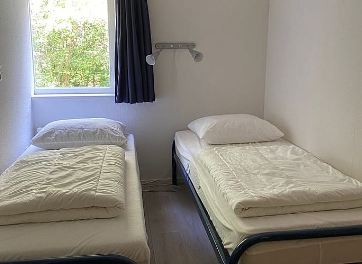 Modernes Badezimmer im Ferienhaus in Ruinen, Suedwest-Drenthe, mit geraeumiger Dusche und natuerlichem Licht fuer einen entspannten Aufenthalt.