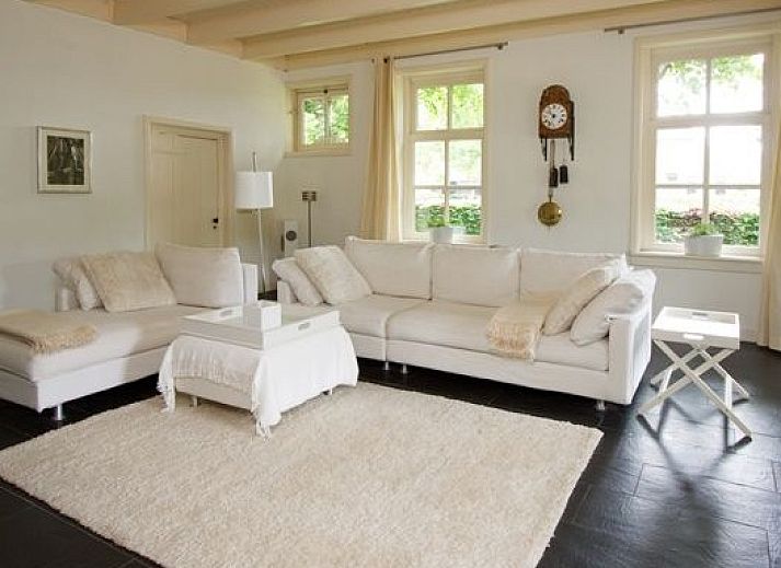 Charmantes Ferienhaus Hoeve den Anholt in Ruinen, Drenthe, mit traditioneller Backsteinfassade und gruener Umgebung.