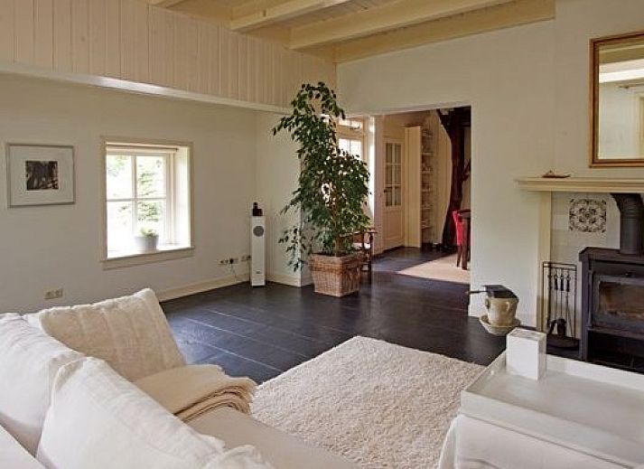 Rustikale Terrasse in Hoeve den Anholt in Ruinen, Drenthe, mit bunten Blumen und authentischen Details.