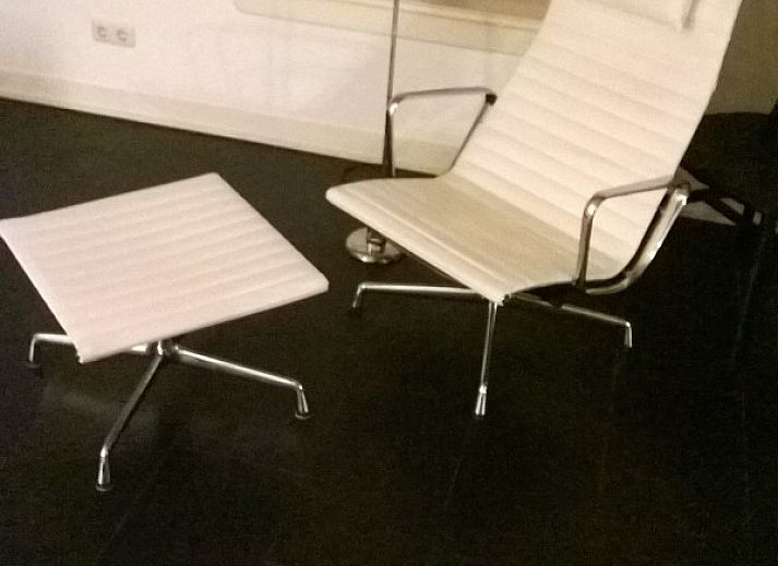 Rustikale Terrasse in Hoeve den Anholt in Ruinen, Drenthe, mit bunten Blumen und authentischen Details.