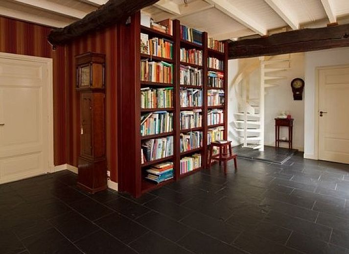 Rustikale Terrasse in Hoeve den Anholt in Ruinen, Drenthe, mit bunten Blumen und authentischen Details.