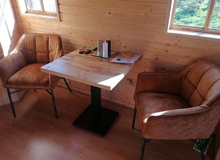 Charmante veranda van Huisje in Wapserveen, ideaal voor een ontspannen verblijf in Zuidwest Drenthe.