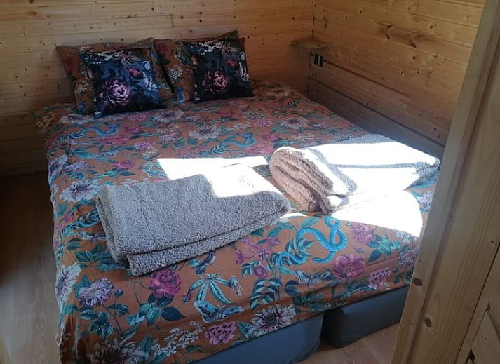 Charmante veranda van Huisje in Wapserveen, ideaal voor een ontspannen verblijf in Zuidwest Drenthe.