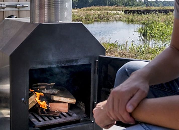 Houtkachel in Huisje in Wapserveen, vakantieaccommodatie in Drenthe voor warme avonden.