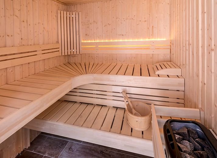 Familie geniet bij Huisje in Wapserveen, vakantiehuis in Zuidwest Drenthe, Drenthe.