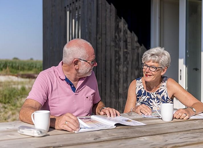 Familie geniet bij Huisje in Wapserveen, vakantiehuis in Zuidwest Drenthe, Drenthe.