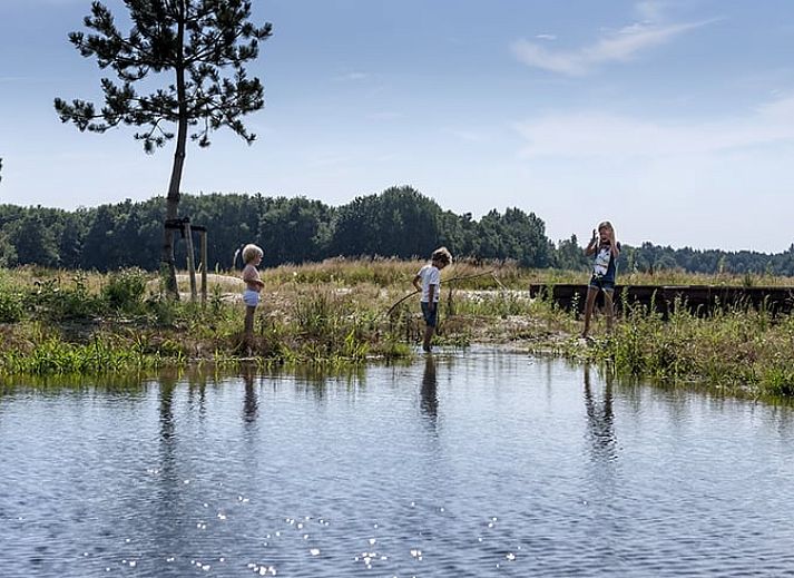 Moderne eetruimte in Huisje in Wapserveen, vakantiehuis in Zuidwest Drenthe, Drenthe.