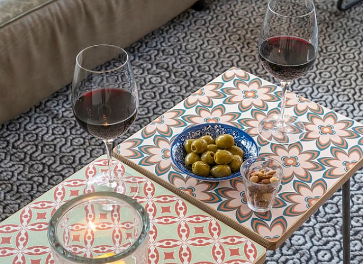 Moderne zithoek in Vakantiehuisje in Dwingeloo, Zuidwest Drenthe, met comfortabele stoelen en groene planten.