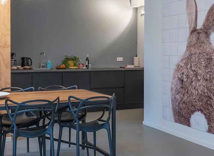 Gezellige woonkamer in Vakantiehuisje in Dwingeloo, Drenthe, met uitzicht op de natuurrijke omgeving.