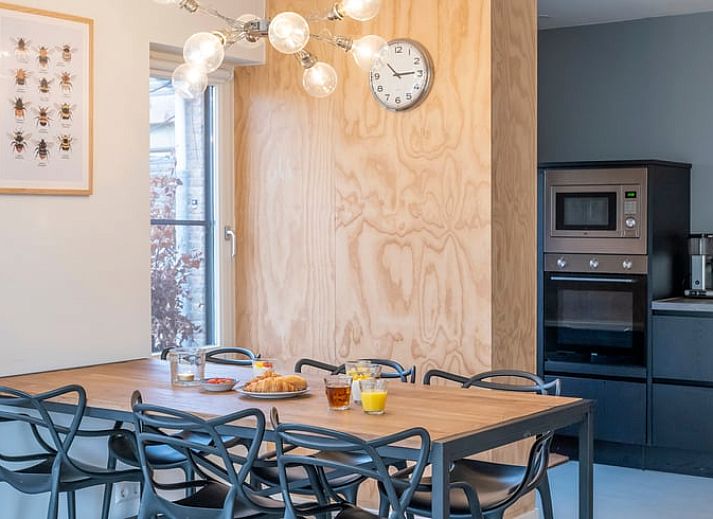 Gezellige woonkamer in Vakantiehuisje in Dwingeloo, Drenthe, met uitzicht op de natuurrijke omgeving.