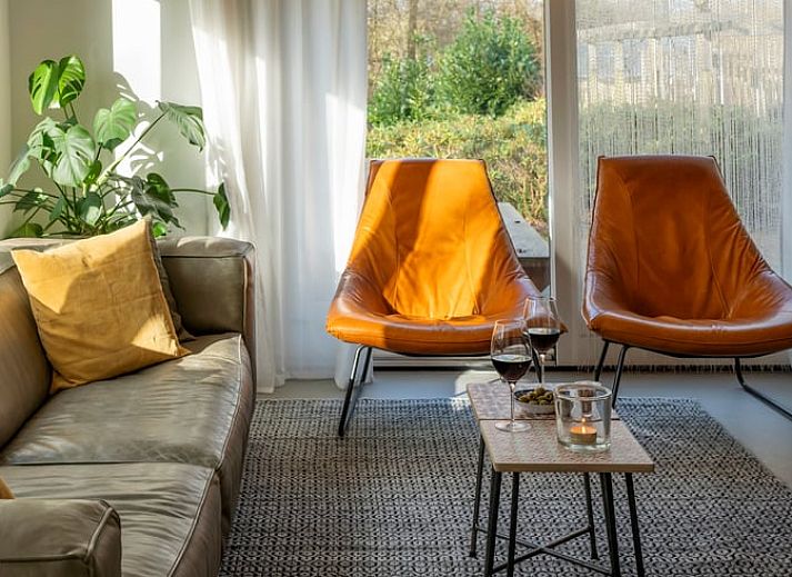 Eetruimte in Vakantiehuisje in Dwingeloo, Zuidwest Drenthe, met stijlvolle stoelen en zonnig uitzicht.