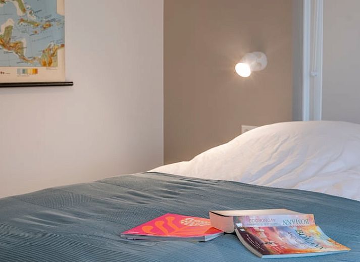 Eetruimte in Vakantiehuisje in Dwingeloo, Zuidwest Drenthe, met stijlvolle stoelen en zonnig uitzicht.