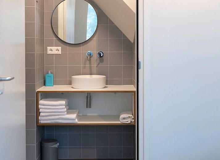 Gezellige bijzettafels met wijn en snacks in Vakantiehuisje in Dwingeloo, Drenthe.