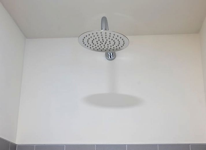 Gezellige bijzettafels met wijn en snacks in Vakantiehuisje in Dwingeloo, Drenthe.