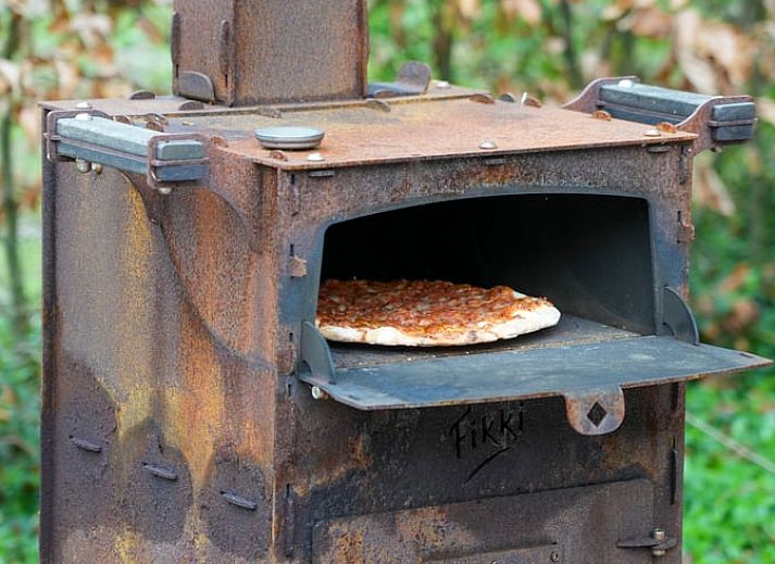 Gezellige bijzettafels met wijn en snacks in Vakantiehuisje in Dwingeloo, Drenthe.