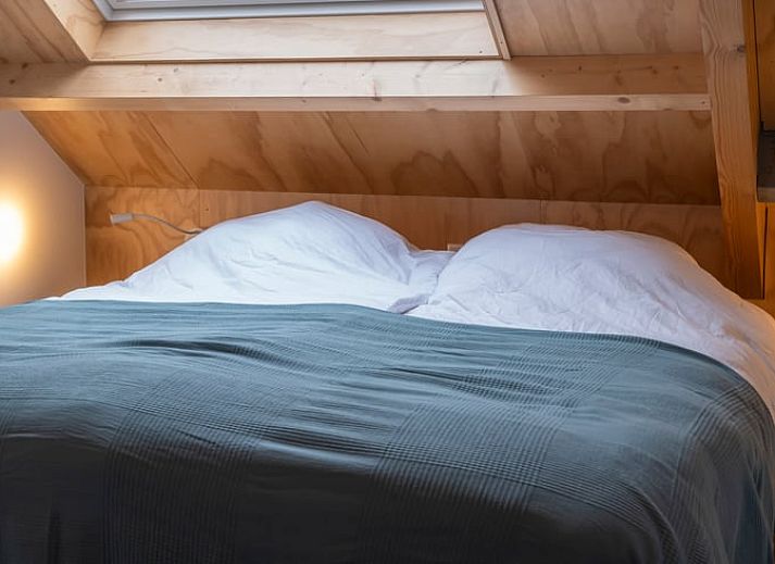 Gezellige bijzettafels met wijn en snacks in Vakantiehuisje in Dwingeloo, Drenthe.