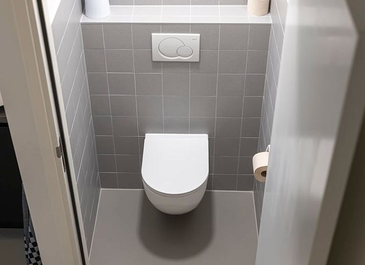 Ruim terras met picknicktafel en stoelen bij Vakantiehuisje in Dwingeloo, Zuidwest Drenthe.