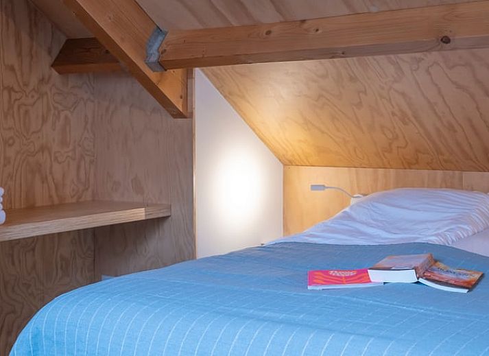 Ruim terras met picknicktafel en stoelen bij Vakantiehuisje in Dwingeloo, Zuidwest Drenthe.