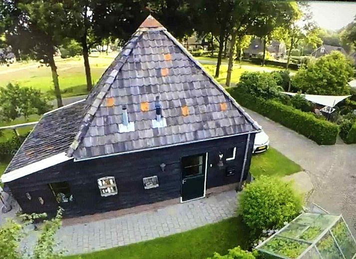 Charming vacation home DG591 in Dwingeloo, Drenthe, with wooden facade and rural feel.