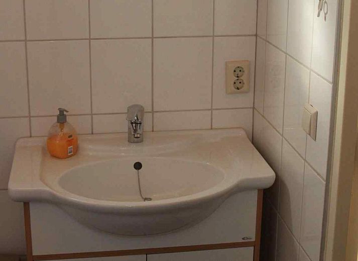 Charming vacation home DG591 in Dwingeloo, Drenthe, with wooden facade and rural feel.