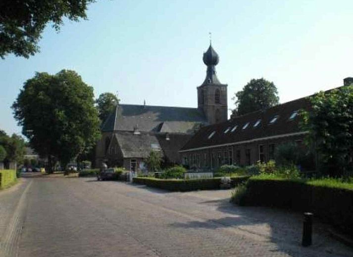 Cozy living room in DG591 vacation home, Dwingeloo, Drenthe, with comfortable seating and garden views.