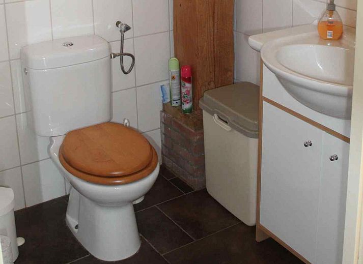 Modern bathroom with shower in vacation home DG591, located in Dwingeloo, Southwest Drenthe.