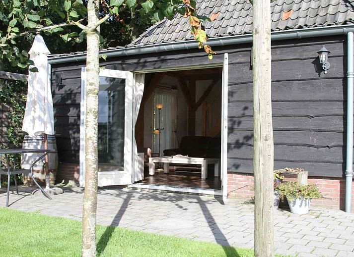 Spacious and bright living room of vacation home DG591 in Dwingeloo, with access to the terrace.