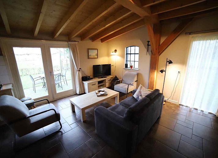 Spacious and bright living room of vacation home DG591 in Dwingeloo, with access to the terrace.