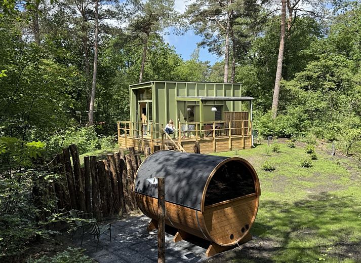 Tiny Houselodge Eris met sauna in Dwingeloo, Drenthe, biedt een serene glamping ervaring met terras in groene omgeving.