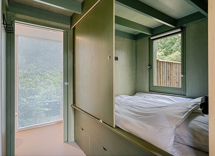 Rustieke sauna bij Tiny Houselodge Eris, vakantiehuis in Dwingeloo, Drenthe, omringd door weelderige natuur.