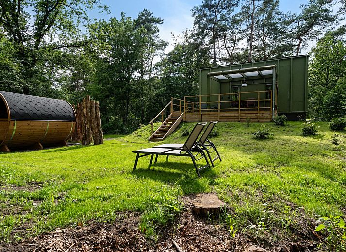 Stijlvolle binnenruimte van Tiny Houselodge Eris in Dwingeloo, Drenthe, met moderne inrichting voor een comfortabel verblijf.