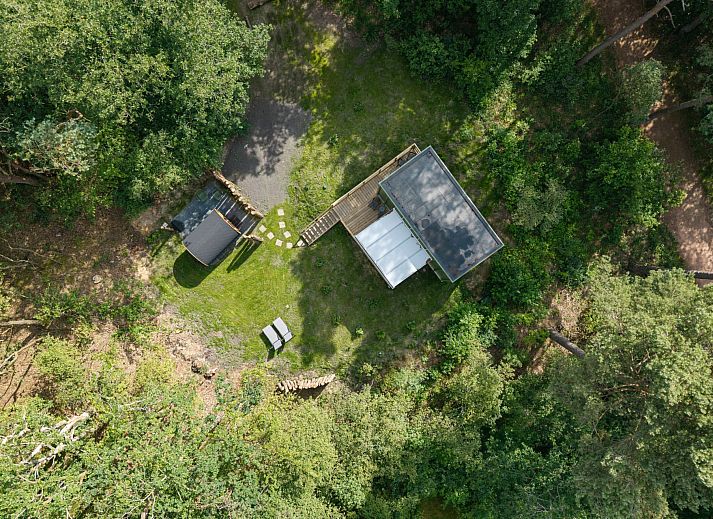 Stijlvolle binnenruimte van Tiny Houselodge Eris in Dwingeloo, Drenthe, met moderne inrichting voor een comfortabel verblijf.