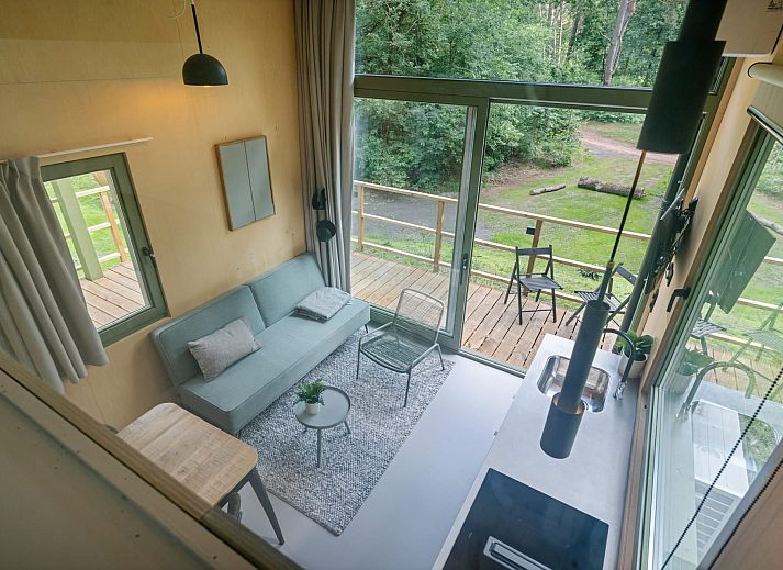 Stijlvolle binnenruimte van Tiny Houselodge Eris in Dwingeloo, Drenthe, met moderne inrichting voor een comfortabel verblijf.