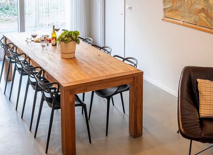 Stijlvolle woonkamer in Vakantiehuis in Dwingeloo, Zuidwest Drenthe, met moderne meubels en een gezellige sfeer.