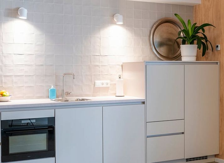 Stijlvolle woonkamer in Vakantiehuis in Dwingeloo, Zuidwest Drenthe, met moderne meubels en een gezellige sfeer.