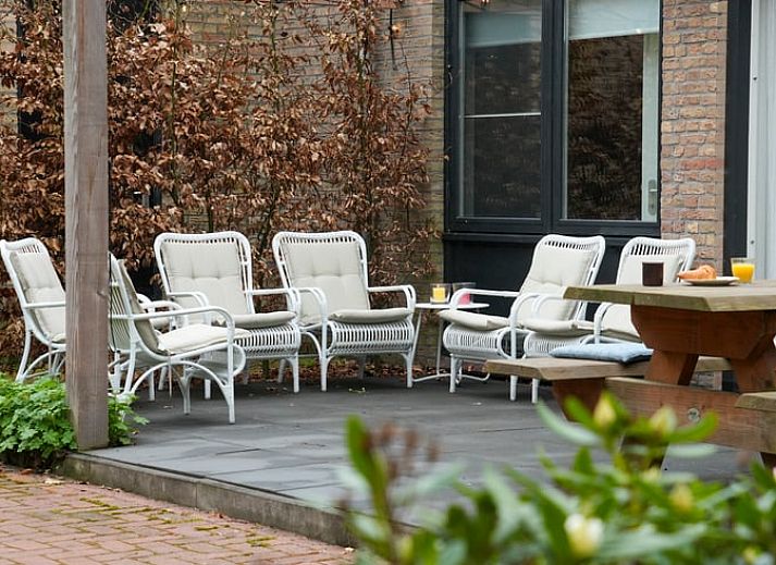 Stijlvolle woonkamer in Vakantiehuis in Dwingeloo, Zuidwest Drenthe, met moderne meubels en een gezellige sfeer.