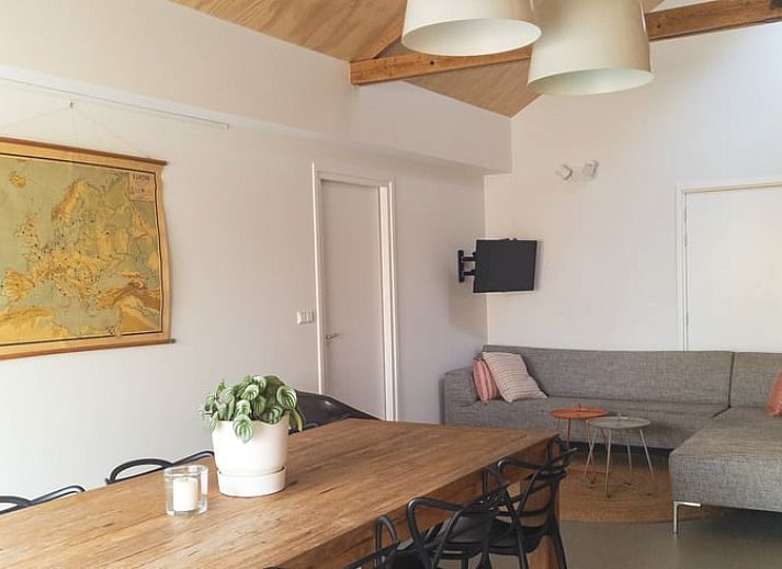 Ruime eethoek in Vakantiehuis in Dwingeloo, Zuidwest Drenthe, met houten tafel en uitzicht op de tuin.