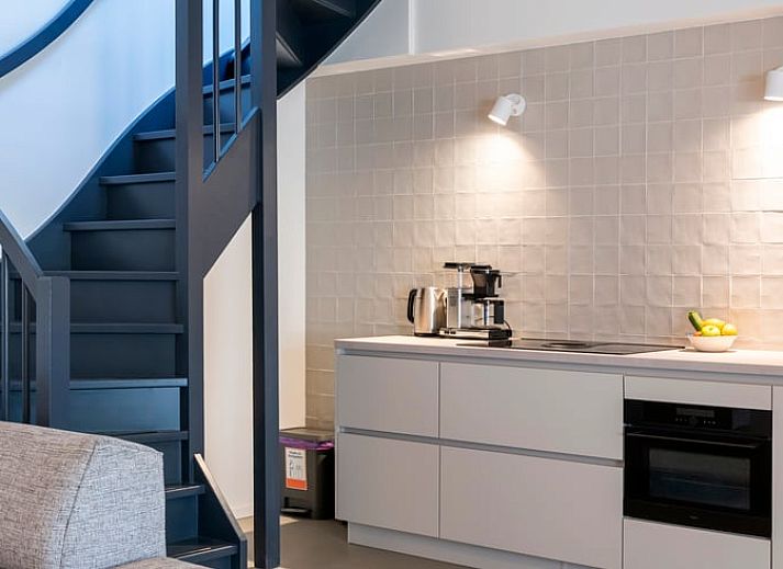 Ruime eethoek in Vakantiehuis in Dwingeloo, Zuidwest Drenthe, met houten tafel en uitzicht op de tuin.