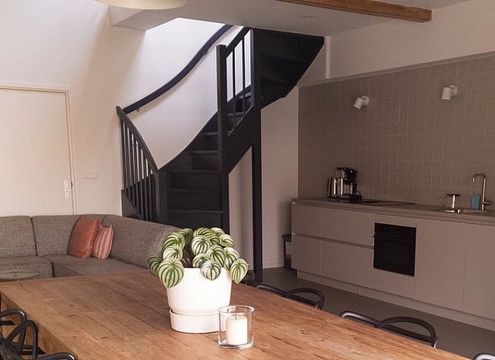 Buitenterras van Vakantiehuis in Dwingeloo, Zuidwest Drenthe, met comfortabele zitplaatsen en natuurlijke omgeving.