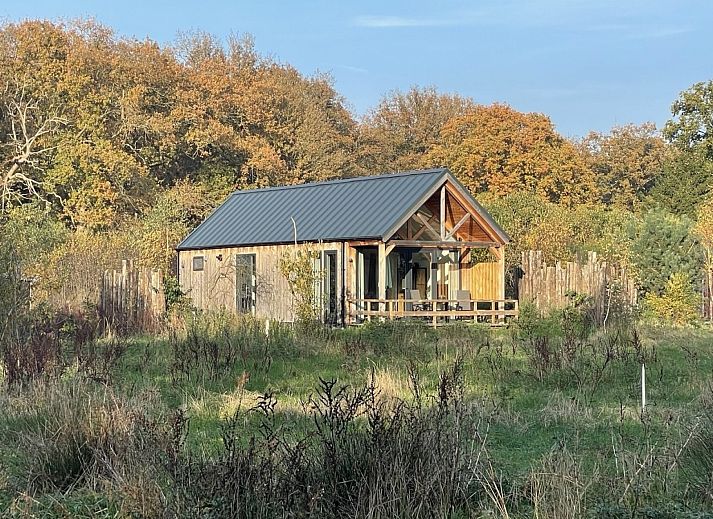 Luxurioeses Schlafzimmer im Ferienhaus DG1823, Dwingeloo, Drenthe, mit bequemem Bett und natuerlichem Licht.