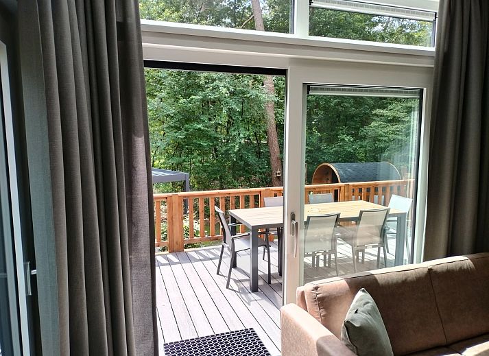 Entspannen Sie sich in der Sauna von Chalet Aurora, einem Ferienhaus in Dwingeloo, Suedwest-Drenthe, umgeben von gruener Natur.