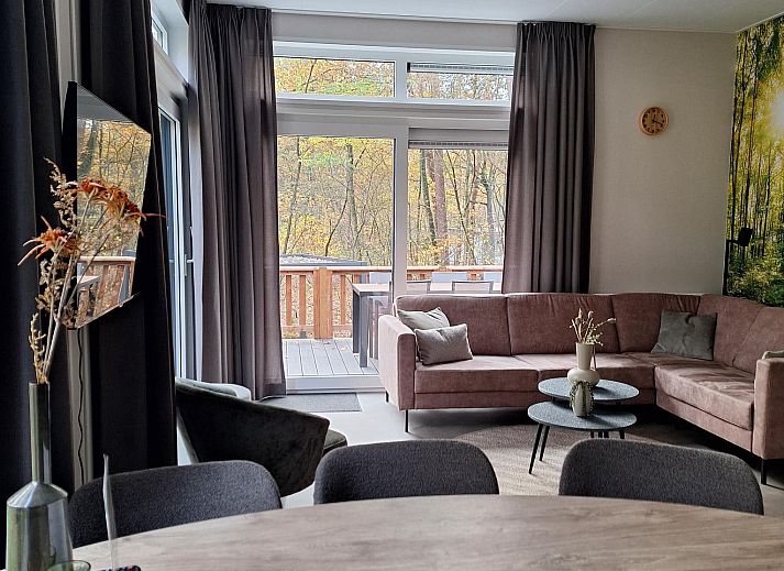 Entspannen Sie sich in der Sauna von Chalet Aurora, einem Ferienhaus in Dwingeloo, Suedwest-Drenthe, umgeben von gruener Natur.