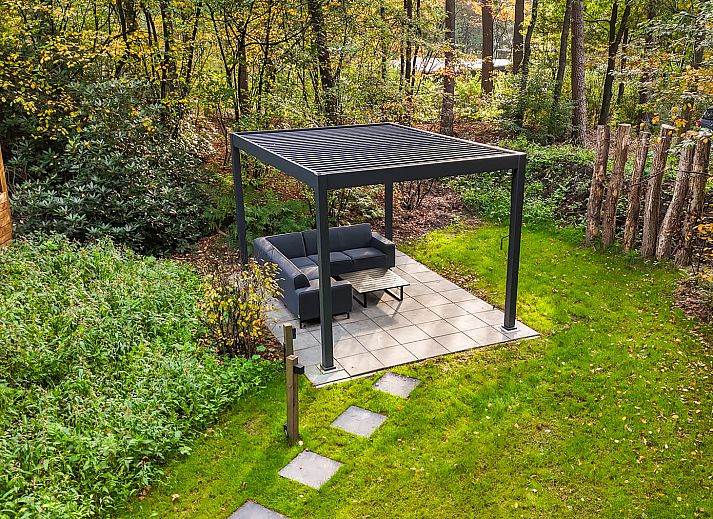 Chalet Aurora, Ferienhaus in Dwingeloo, Suedwest-Drenthe, mit Holzterrasse und moderner Architektur.