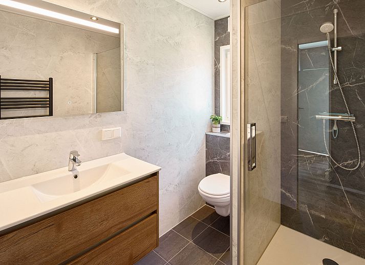 Chalet Aurora, Ferienhaus in Dwingeloo, Suedwest-Drenthe, mit Holzterrasse und moderner Architektur.