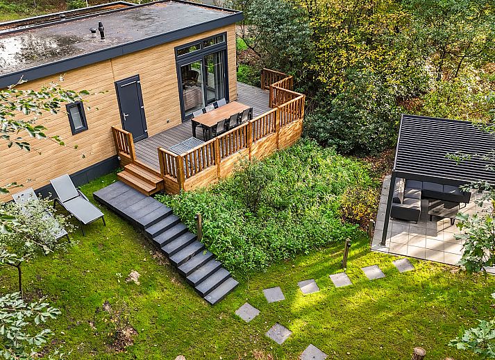 Chalet Aurora, Ferienhaus in Dwingeloo, Suedwest-Drenthe, mit Holzterrasse und moderner Architektur.