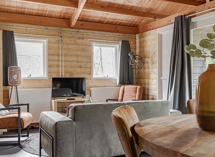 Cozy Hooiberglodge in Dwingeloo, Drenthe with spacious veranda and green surroundings, ideal for a relaxing vacation in Southwest Drenthe.