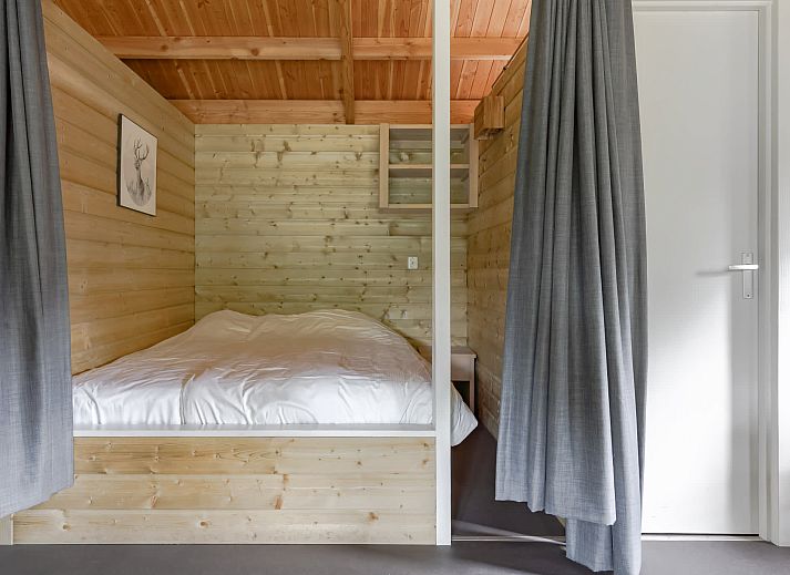 Cozy Hooiberglodge in Dwingeloo, Drenthe with spacious veranda and green surroundings, ideal for a relaxing vacation in Southwest Drenthe.